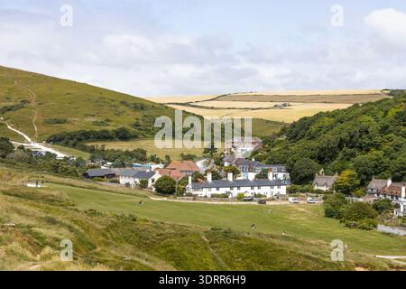 Vista panoramica del villaggio di Lulworth Cove e delle colline ondulate. Wareham, Regno Unito, 3 luglio 2024 Foto Stock