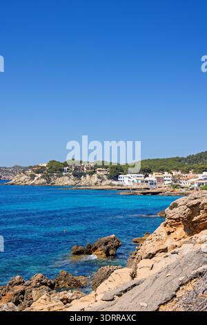 Costa rocciosa con casa vacanze in riva al mare Foto Stock