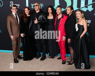 HOLLYWOOD, LOS ANGELES, CALIFORNIA, Stati Uniti - 17 FEBBRAIO: Anthony Russo, Ann Russo, Vin Diesel, Hania Riley Sinclair, Frank E. Flowers, Samantha Vincent e Angela Russo-Otstot arrivano alla prima mondiale di "The Bluff" di Amazon prime Video, tenutasi al TCL Chinese Theatre IMAX il 17 febbraio 2026 a Hollywood, Los Angeles, California, Stati Uniti. (Foto di Xavier Collin/Image Press Agency) Foto Stock