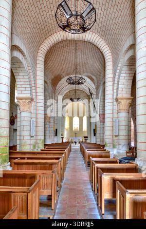 Interno del XII secolo romanico Église Saint-Sulpice (chiesa), Oyré, Vienne, Francia. Foto Stock