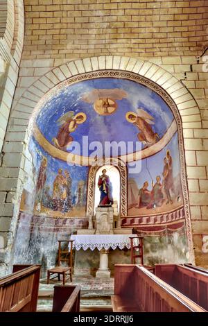 Interno del XII secolo romanico Église Saint-Sulpice (chiesa), Oyré, Vienne, Francia. Foto Stock