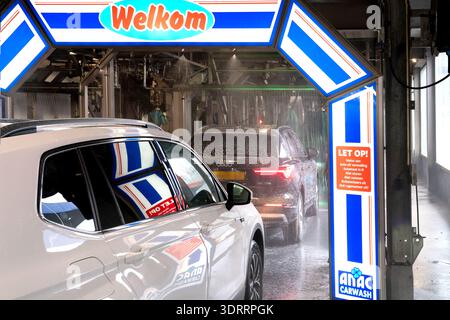 La vettura viene pulita in un autolavaggio automatico. Fotografia olandese vvvbvanbree Foto Stock