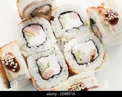 Collezione di sushi Rolls disposti su un piatto con vari ingredienti e salse presenti Foto Stock