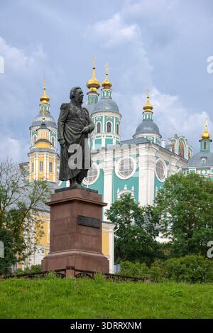 SMOLENSK, RUSSIA - 12 LUGLIO 2024: Monumento al comandante Kutuzov sullo sfondo della Cattedrale dell'assunzione. Smolensk Foto Stock