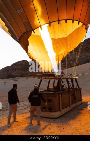 L'inflazione calda e la resistenza di una mongolfiera marrone di voli in mongolfiera di Hero Balloon Saud al primo semaforo nel deserto intorno ad Alula, Arabia Saudita Foto Stock