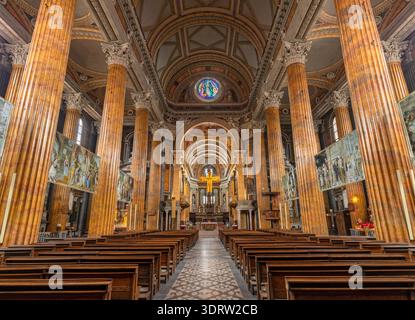 NOVARA, ITALIA - 15 GENNAIO 2026: Il presbiterio della chiesa cattedrale di Santa Maria Assunta Foto Stock