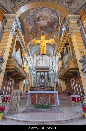 NOVARA, ITALIA - 15 GENNAIO 2026: Navata della chiesa di Santa Maria Assunta Foto Stock