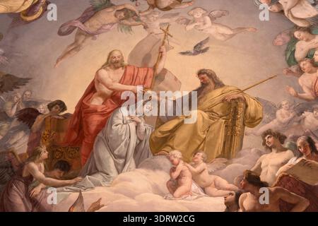 NOVARA, ITALIA - 15 GENNAIO 2026: La parte centrale dell'affresco dell'Incoronazione della Vergine Maria nella chiesa di Santa Maria Assunta Foto Stock