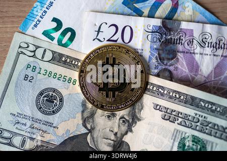 Immagine: Diverse monete Bitcoin su un tavolo circondato da dollaro americano, sterlina britannica e banconota in euro. Criptovalute, mercati finanziari digitali Foto Stock