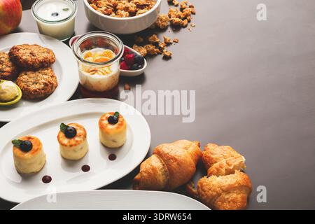 Collage di vari cibi su un tavolo, tra cui dessert e spuntini Foto Stock