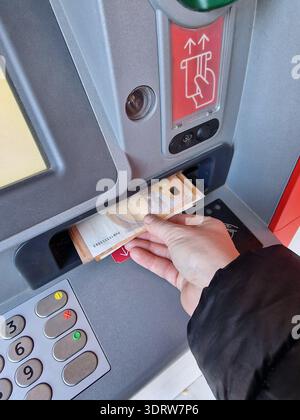 Contatta per ricevere contanti da un bancomat automatico o da un bancomat automatico. Foto Stock