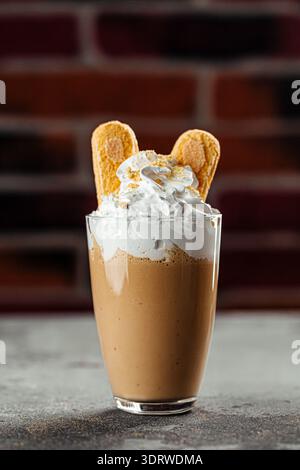 Caffè freddo con panna montata e biscotti Foto Stock