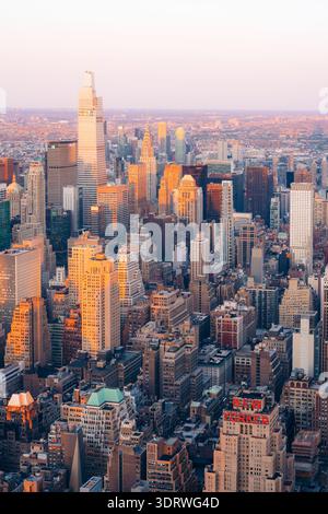 New York City, 26 ottobre 2023: Vista aerea dello skyline di Manhattan al tramonto, con i suoi iconici grattacieli e i newyorkesi Foto Stock