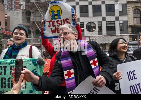New York, New York, Stati Uniti. 18 febbraio 2026. Centinaia di fedi si sono riunite il mercoledì delle ceneri per circondare il Jacob K. Javits Federal Building al 26 Federal Plaza per protestare contro IL GHIACCIO arrestando gli immigrati che si presentavano per le loro nomine in tribunale e sono stati arrestati, a New York, NY il 18 febbraio 2026 (Credit Image: © Laura Brett/ZUMA Press Wire) SOLO PER USO EDITORIALE! Non per USO commerciale! Foto Stock