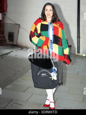 Londra, Regno Unito. 19 febbraio 2026. Visitatori e fashionisti alla London Fashion Week Londra Regno Unito credito: Ian Davidson/Alamy Live News Foto Stock