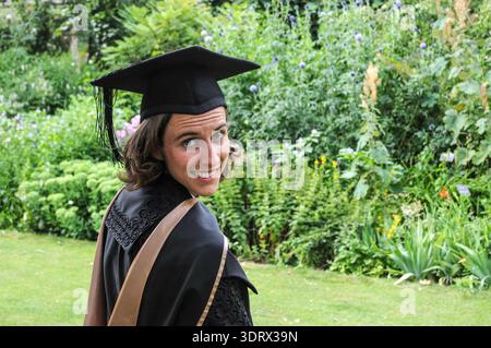 Giovane donna in abito e mendicante, Oxford, Inghilterra, Regno Unito. Foto Stock
