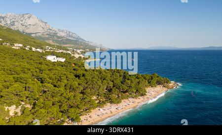 Vista dei droni sulla spiaggia di Punta rata e sul mare Adriatico turchese a Brela, Dalmazia Foto Stock