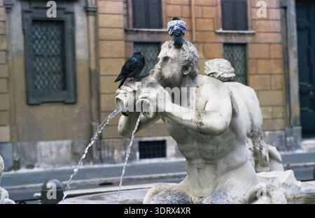 Roma, Italia, cca. 1980.. Vista della Fontana del Moro del XVI secolo in Piazza Navona. Piccioni su una scultura di tritone. Foto Stock