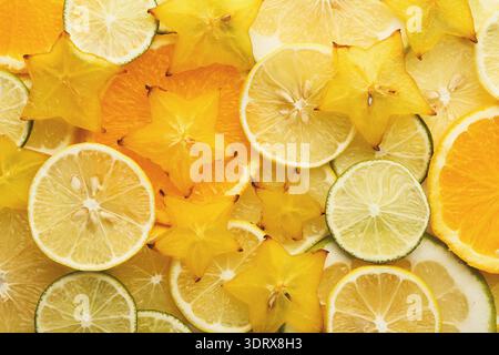 Gli agrumi assortiti e gli Starfruit creano un collage colorato per un luminoso display Foto Stock
