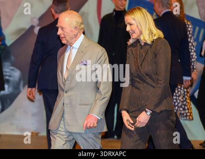 Londra, Regno Unito. 19 febbraio 2026. Il re Carlo III d'Inghilterra partecipa alla mostra inaugurale della London Fashion Week 2026, a Londra, in Gran Bretagna, il 19 febbraio 2026. Il re di Gran Bretagna Carlo III ha rilasciato una dichiarazione pubblica giovedì dopo che Andrew Mountbatten-Windsor, fratello minore del re ed ex principe britannico, è stato arrestato con il sospetto di cattiva condotta in cariche pubbliche, dicendo che ha ricevuto la notizia con "la più profonda preoccupazione". Crediti: Xinhua/Alamy Live News Foto Stock