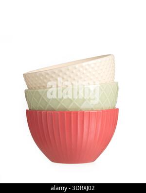 Tre ciotole in ceramica colorata su sfondo bianco, set di utensili da cucina Foto Stock