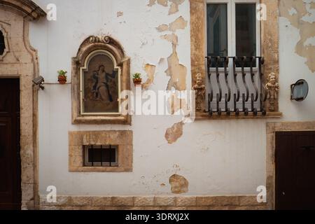Muro esterno di un antico edificio nella città di Martina, in Puglia. Foto Stock