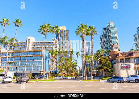 San Diego, California - 30 dicembre 2025: Vivace strada nel centro di San Diego, California, caratterizzata da architettura moderna, alte palme e città Foto Stock