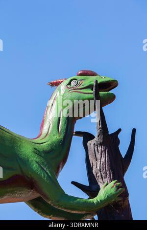 Verde dipinto a grandezza naturale simile replica di un dinosauro estinto. Foto Stock