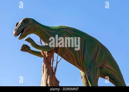 Verde dipinto a grandezza naturale simile replica di un dinosauro estinto. Foto Stock