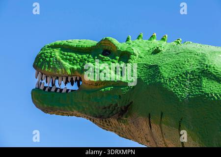 Primo piano di un dinosauro Tyrannosaurus Rex a grandezza naturale dipinto verde fluorescente Foto Stock