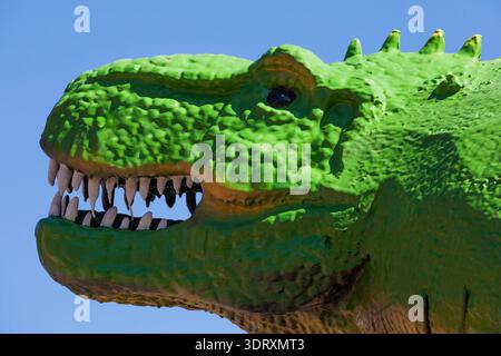 Primo piano di un dinosauro Tyrannosaurus Rex a grandezza naturale dipinto verde fluorescente Foto Stock