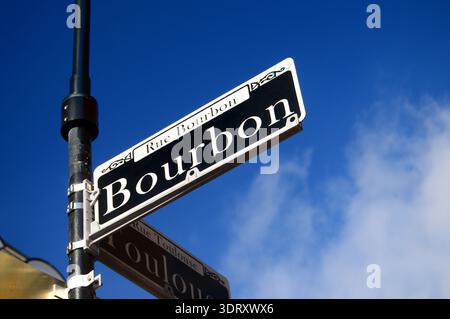 Il cartello stradale nel quartiere Fench di New Orleans dice ai visitatori che sono arrivati sulla famosa Bourbon Street Foto Stock