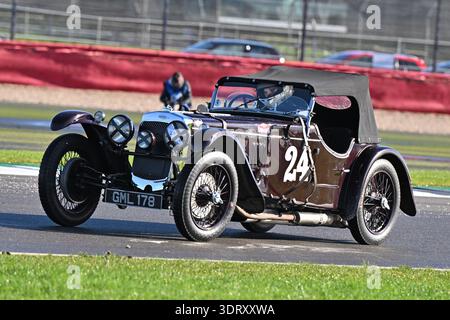 Craig McWilliam, Frazer Nash TT replica, 2026 ha visto la 70esima edizione del Pomeroy Trophy, iniziato nel 1952, presenta auto di ogni epoca e tipo Foto Stock