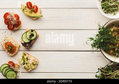 Spuntini freschi e salutari disposti in stile mosaico su un tavolo di legno Foto Stock