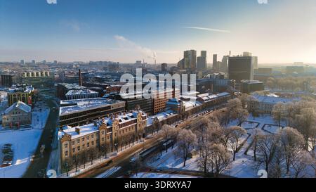 Skyline aereo invernale di Tallinn, Estonia, con grattacieli moderni e parchi urbani innevati Foto Stock