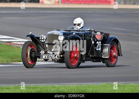 Jon Giles, Frazer Nash TT replica 2 posti, 2026 ha visto la 70esima corsa del Trofeo Pomeroy, è iniziato nel 1952, presenta auto di tutte le età e t Foto Stock