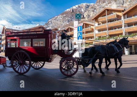 La carrozza del Palazzo Maroon Mont Cervin passa per gli chalet a Zermatt Foto Stock