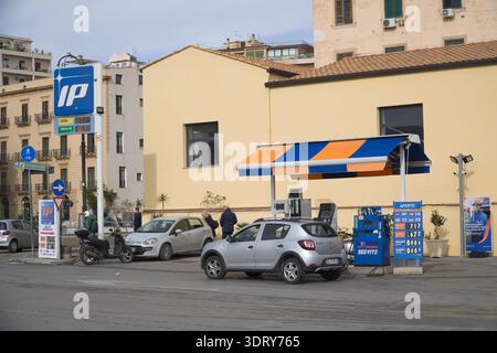 Stazione di servizio IP Italiana Petroli a Palermo, Sicilia. Pompe di alimentazione che mostrano i prezzi del gasolio e della benzina senza piombo (senza piombo) in Euro. Foto Stock
