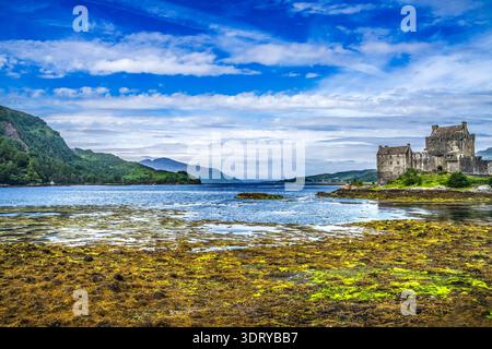 Colorato castello di Eilean Donan Laghi marini distese di marea basse maree Highlands scozzesi Scozia. Castello costruito dal Clan Mackenzies nel 1200 Ho distrutto io Foto Stock
