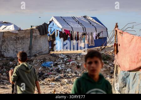Gaza. 19 febbraio 2026. Bambini palestinesi sono visti vicino alle tende per sfollati nella parte occidentale di Gaza City, il 19 febbraio 2026. Giovedì l'Agenzia delle Nazioni Unite per il soccorso e l'occupazione dei rifugiati palestinesi nel vicino Oriente ha avvertito che la situazione umanitaria nella Striscia di Gaza è "terribile”, dato che continuano a essere restrizioni all'accesso agli aiuti. Crediti: Rizek Abdeljawad/Xinhua/Alamy Live News Foto Stock