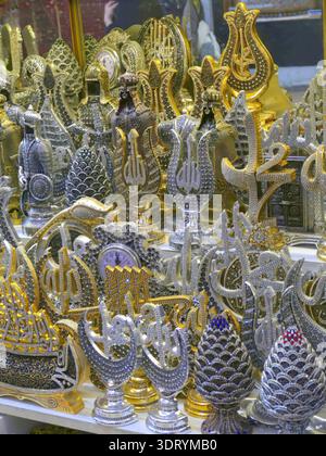 ISTANBUL - 24 aprile 2024 - vari souvenir islamici con calligrafia araba e altri simboli tradizionali sono esposti su uno scaffale in un bazar turco Foto Stock