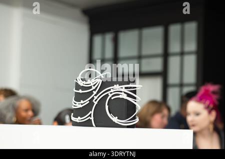 Londra, Regno Unito. 19 febbraio 2026. Londra, Nosakhari presenta la collezione di borse Modern Circuit, una reinterpretazione del classico Butler in collaborazione con Tega Akinola Credit: Independent Photo Agency/Alamy Live News Foto Stock