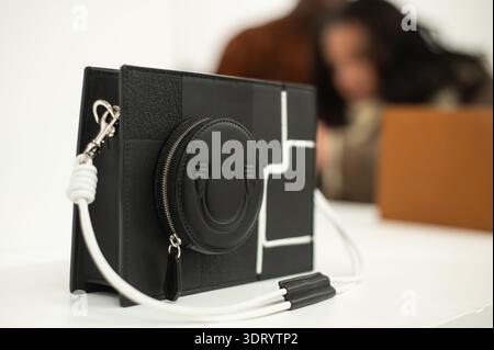 Londra, Regno Unito. 19 febbraio 2026. Londra, Nosakhari presenta la collezione di borse Modern Circuit, una reinterpretazione del classico Butler in collaborazione con Tega Akinola Credit: Independent Photo Agency/Alamy Live News Foto Stock