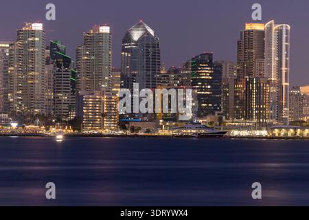 Vista notturna al crepuscolo dello skyline del centro e del porticciolo di San Diego, California, Stati Uniti. Foto Stock