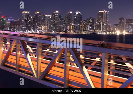 Vista notturna al crepuscolo dello skyline del centro e del porticciolo di San Diego, California, Stati Uniti. Foto Stock