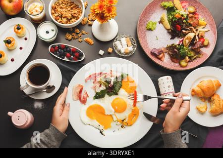 La colazione a buffet offre una varietà di piatti e bevande su un tavolo in un ambiente accogliente Foto Stock