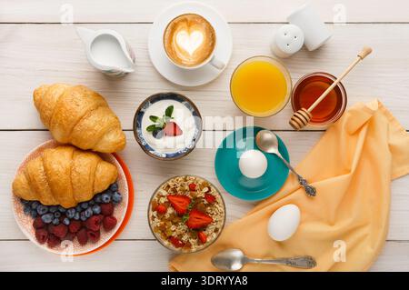 Colazione collage con vari cibi e bevande esposti su un tavolo di legno Foto Stock