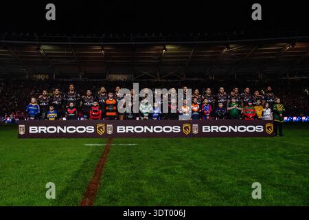 Hull, Inghilterra, 20 febbraio 2026 —squadra di Brisbane durante il Betfred World Club Challenge inni match tra Hull KR e Brisbane Broncos al MKM Stadium. Crediti: Paddy Douglas/Alamy Live News Foto Stock