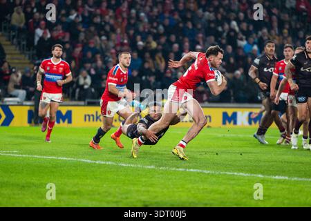Hull, Inghilterra, 20 febbraio 2026 — Joe Burgess evade il tackle durante il Betfred World Club Challenge match tra Hull KR e Brisbane Broncos all'MKM Stadium. Crediti: Paddy Douglas/Alamy Live News Foto Stock