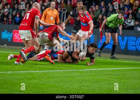 Hull, Inghilterra, 20 febbraio 2026 — Shibasaki dei Brisbane Broncos è fermato appena al di sotto della linea di meta durante il Betfred World Club Challenge match tra Hull KR e Brisbane Broncos al MKM Stadium. Crediti: Paddy Douglas/Alamy Live News Foto Stock